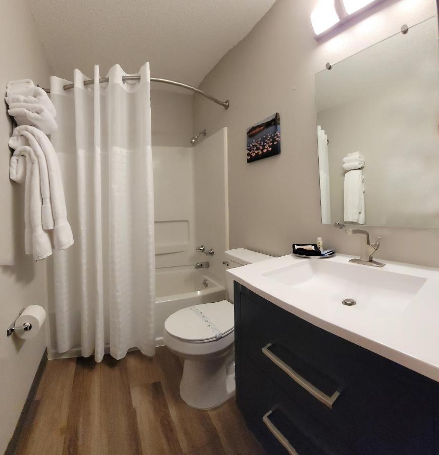 Hilltop Inn & Suites Grove المظهر الخارجي الصورة